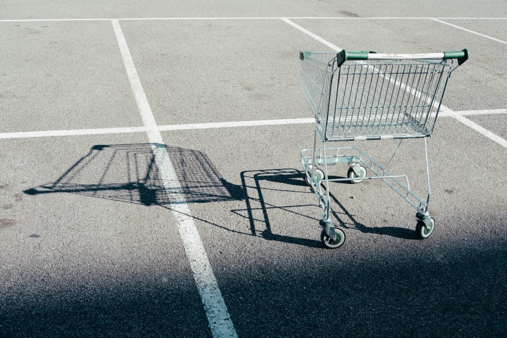 Carrinho abandonado em supermercado, confiança do consumidor despenca.